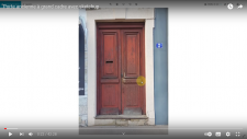 Porte ancienne à grand cadre